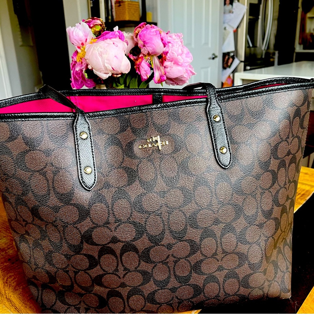 Beautiful and timeless Coach tote in good condition
